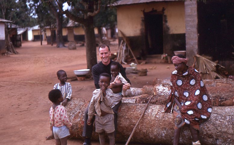 Père Raymond à la Dibamba avec les enfants
